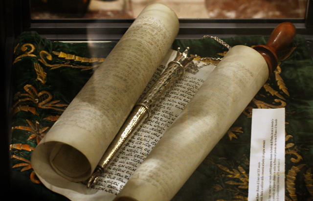 Rotolo di Torah alla Sinagoga di Milano. Ph. Angelo Redaelli ©