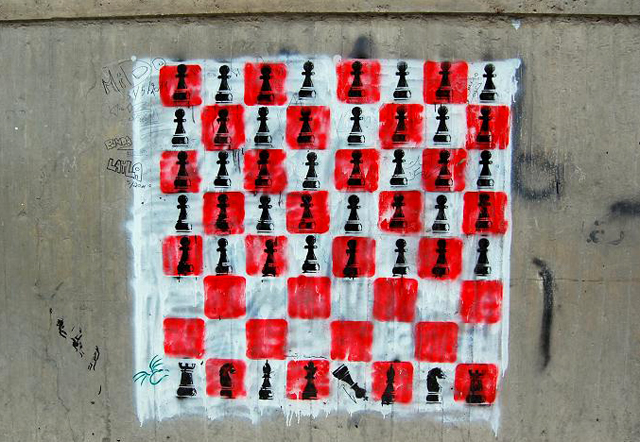 The Chess by El Teneen. Scacchiera in cui la pedina caduta è il Re. Piazza Tahrir, Il Cairo, Egitto