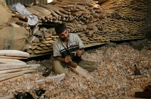 Un operaio lavora in un laboratorio di mazze da cricket nei pressi di Pampore, Kashmir. Ph. Angelo Redaelli
