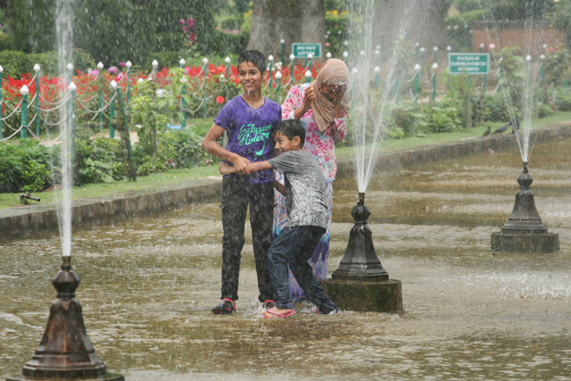 Bambini giocano nei giardini Moghul di Srinagar, Kashmir. Ph. Angelo Redaelli
