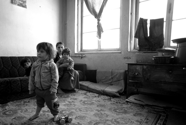Una famiglia Rom vive dentro una cella dell'ex penitenziario nel centro di Gurrakoc (Istok), Kosovo. Ph. Silvia Dogliani