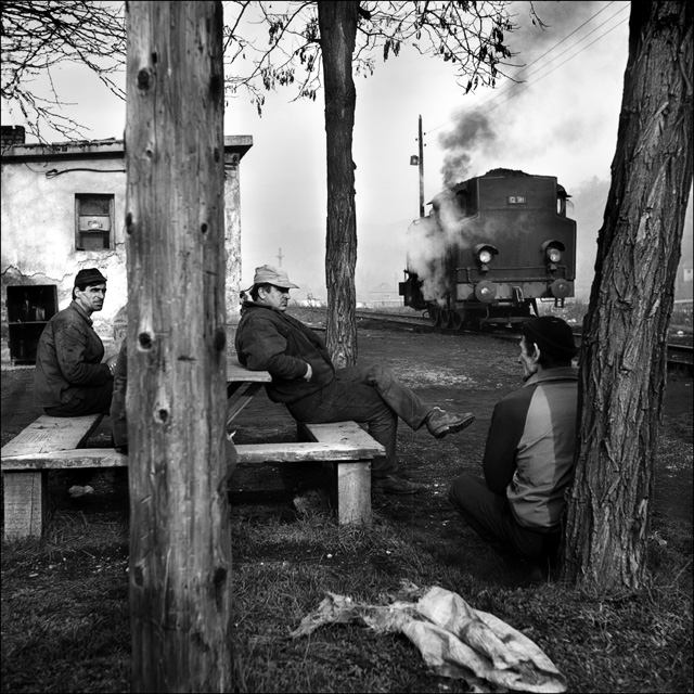 Macchinista, fuochista e guardiano in pausa. Linea ferroviaria Bosnia Herzegovina. Ph. Pietro Pietromarchi ©
