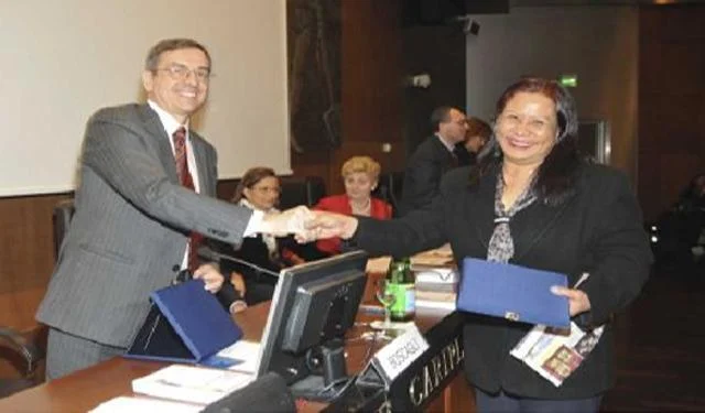 L'Assessore Giulio Boscagli consegna il premio a Noemi Manalo