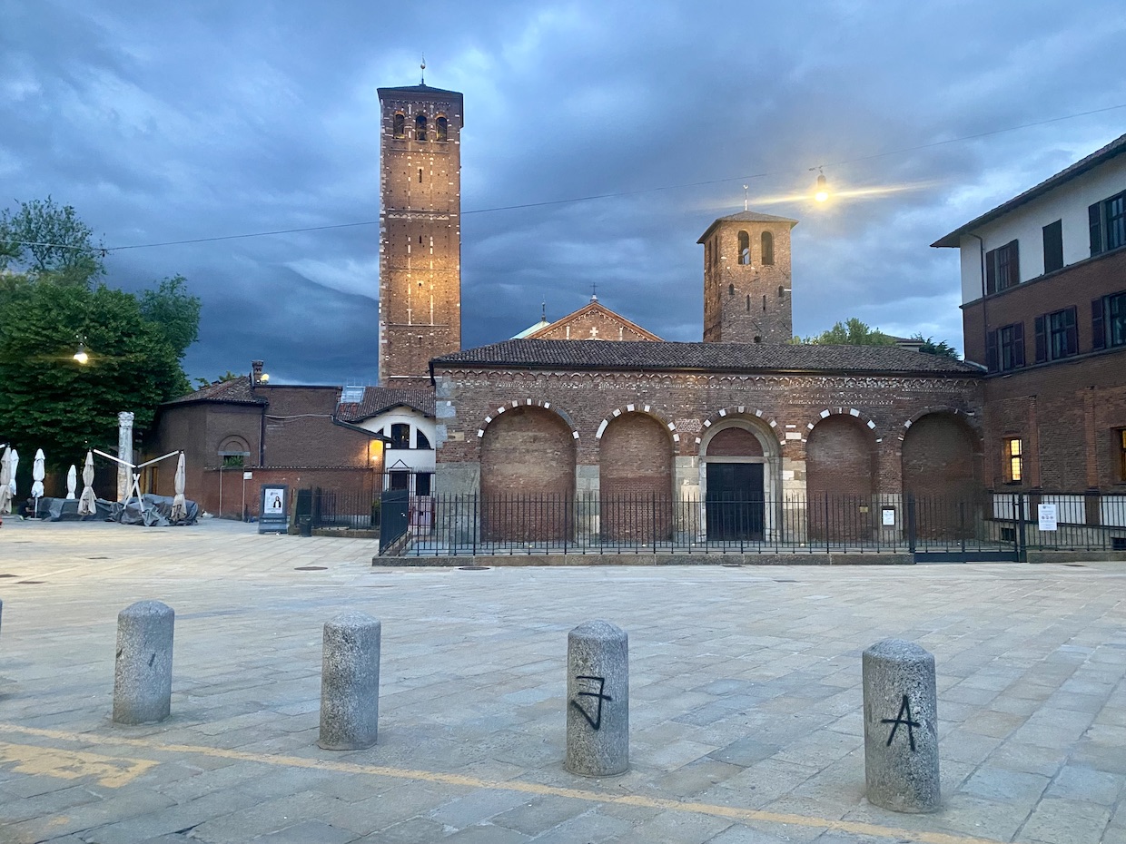 Piazza s. ambrogio milano 1240