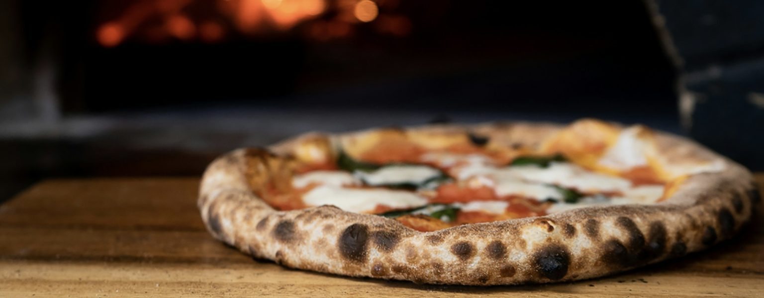 Il professore pakistano innamorato dell’Italia che vola a Istanbul per mangiare la pizza