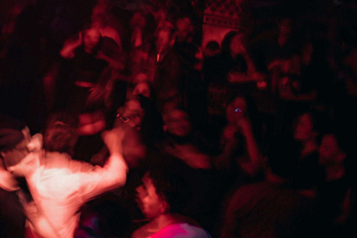 Roberto rendon nightlife noise unsplash